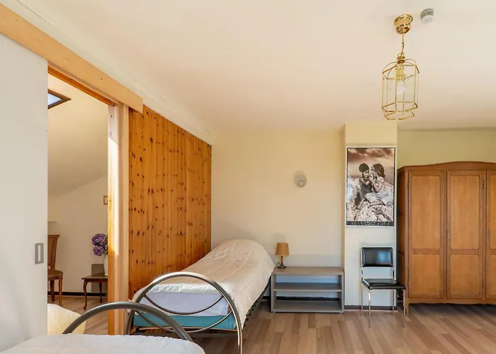 Les Hirondelle For 8 Persons